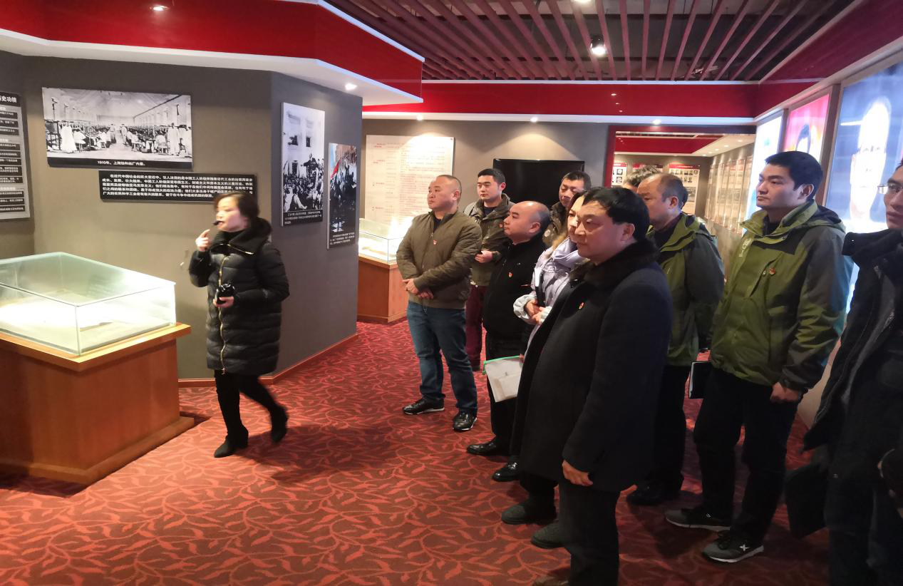 忠誠擔當扛肩上,廉潔奉獻記心上